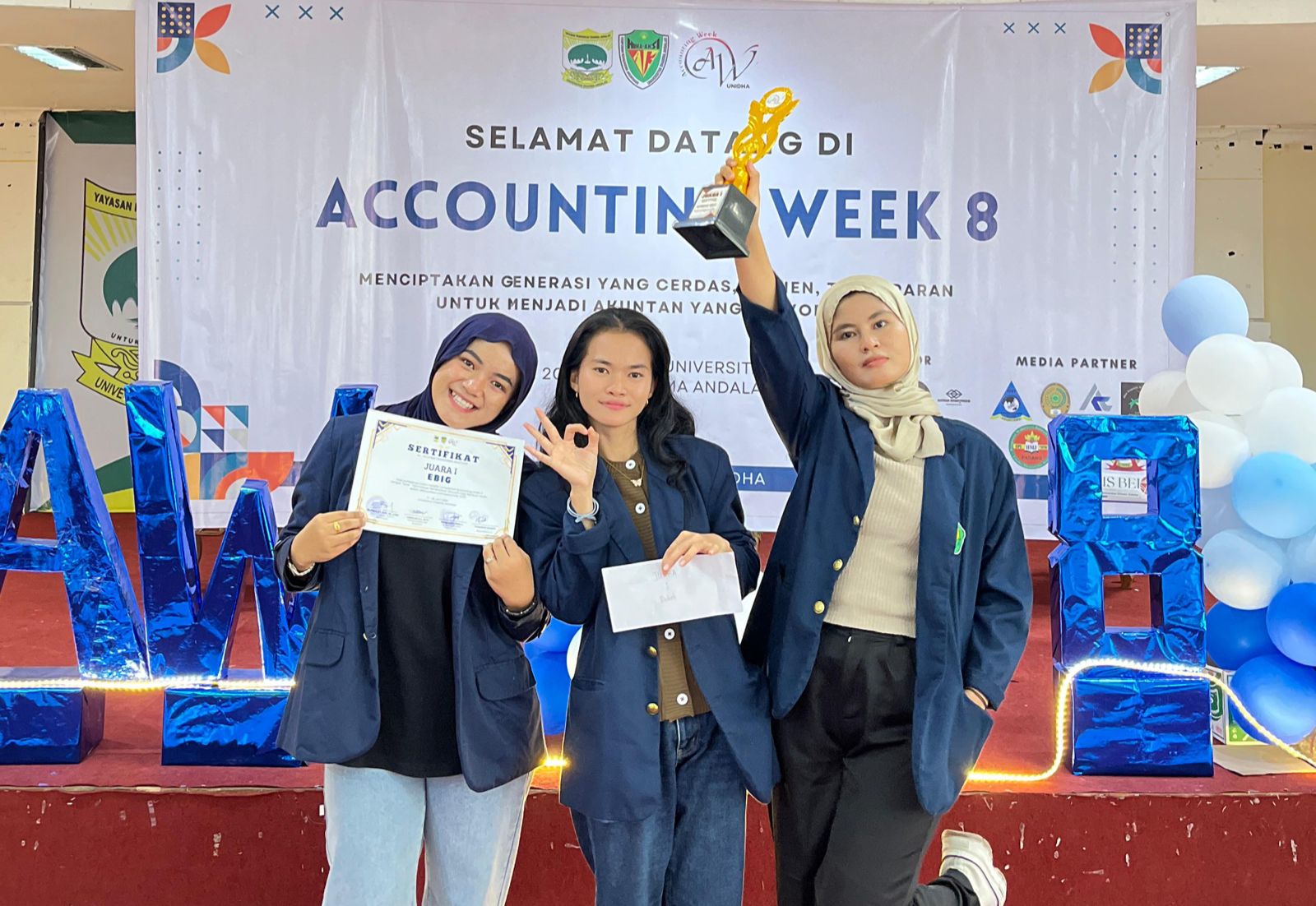 Tim Debat Mahasiswa Ekonomi Pembangunan Juara 1 Lomba Debat Ekonomi Accounting Week 8