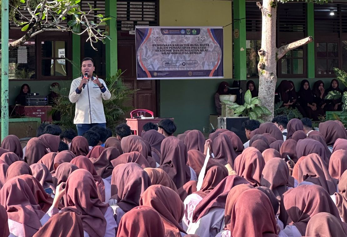 Dosen Fakultas Hukum Universitas Bung Hatta Tanamkan Nilai-Nilai Kebunghattan di SMA Negeri 1 Koto XI Tarusan