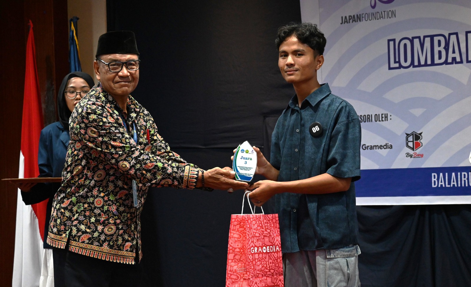 Budaya Antri Hantarkan Aris Armanto, Mahasiswa Prodi Satra Jepang Juara III Lomba Presentasi Bahasa Jang Wilayah 4 Sumbar dan Riau