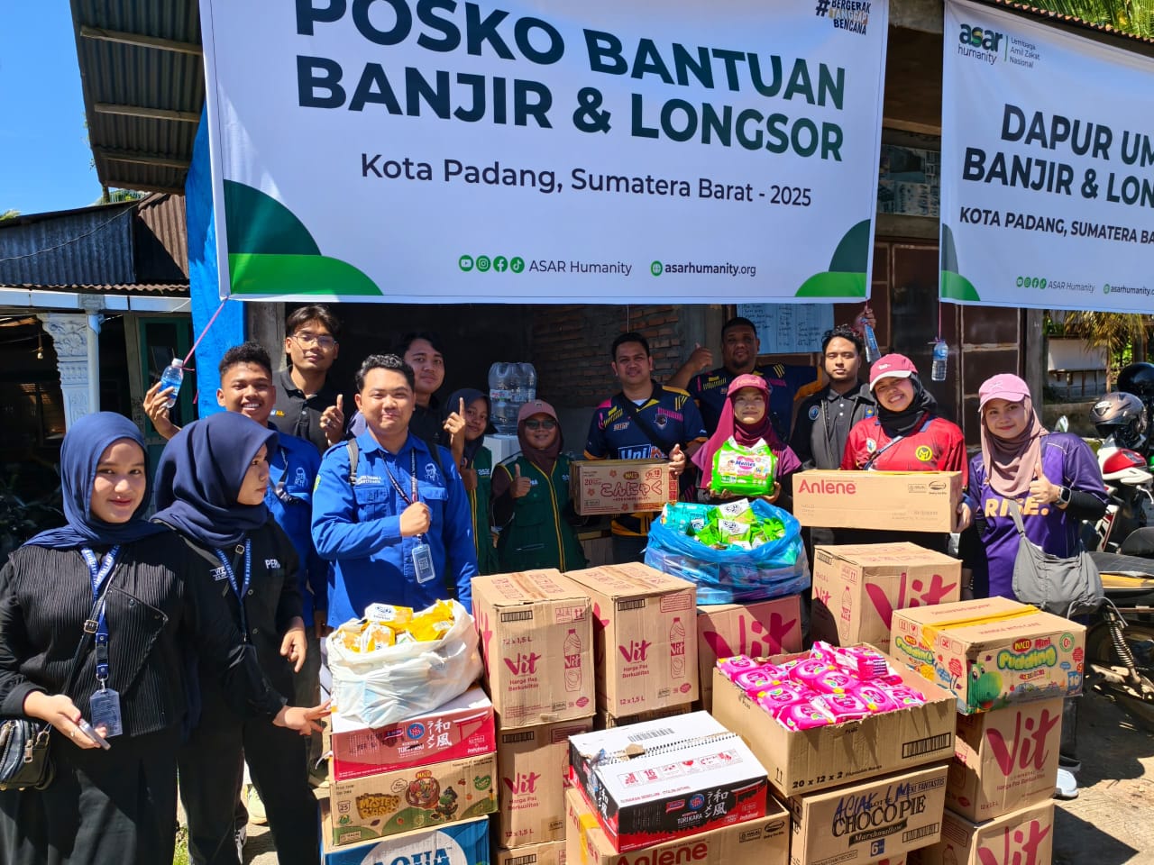 Mahasiswa TRKJ Universitas Bung Hatta dan MIIT UniKL Salurkan Bantuan untuk Korban Banjir Bandang di Lubuk Minturun
