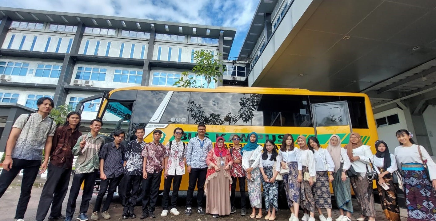 Kuliah Lapangan Public Relation dan Table Manners Mahasiswa Sastra Inggris FIB-UBH Kunjungi Hotel Truntum Padang